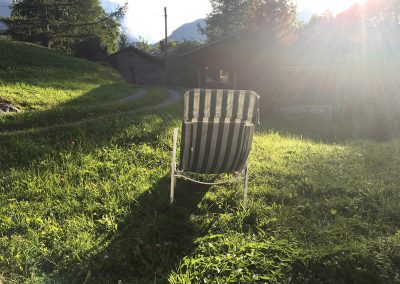 Sonnen im Liegestuhl vor dem Haus